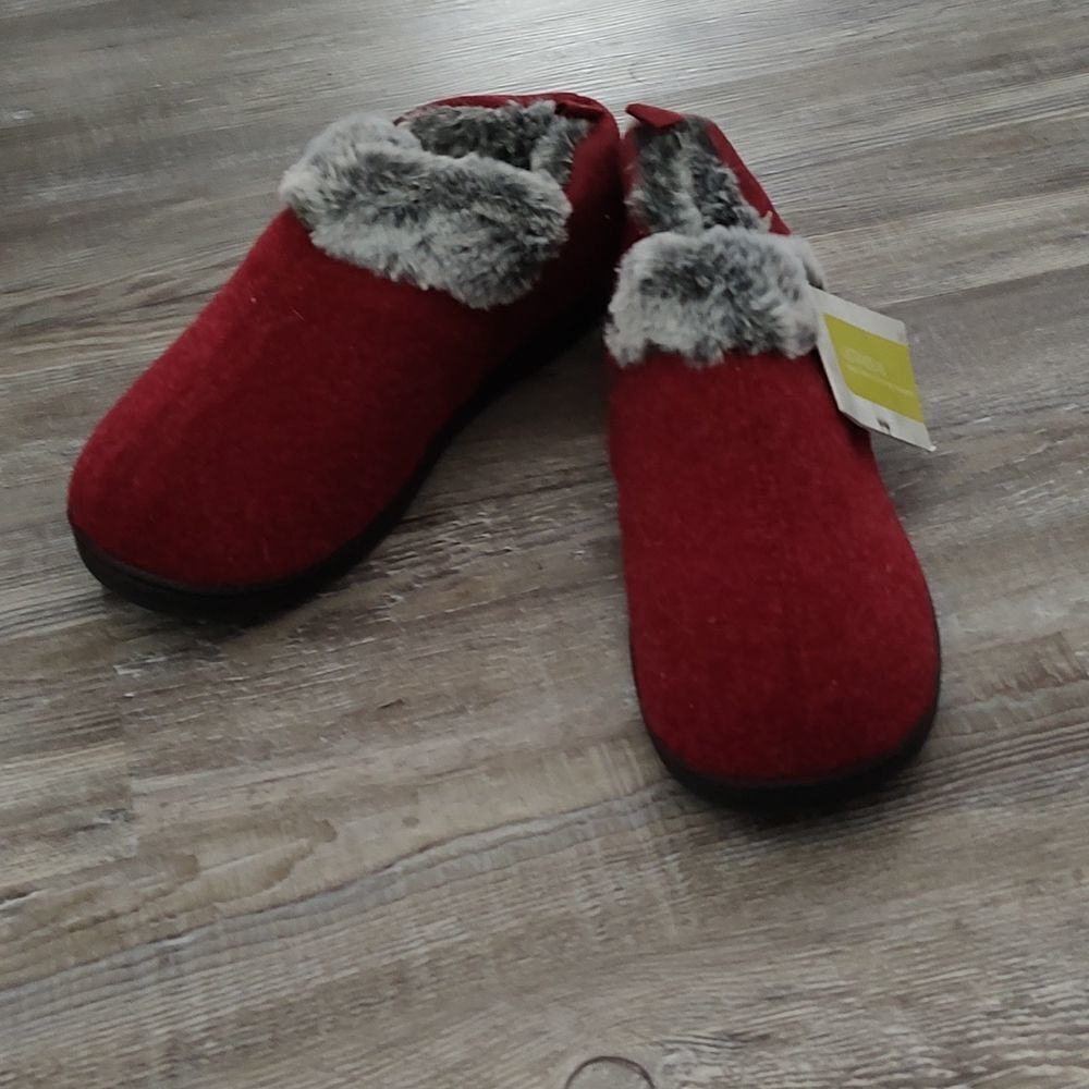 Red  faux fur lined slippers  Sz 8 NWT